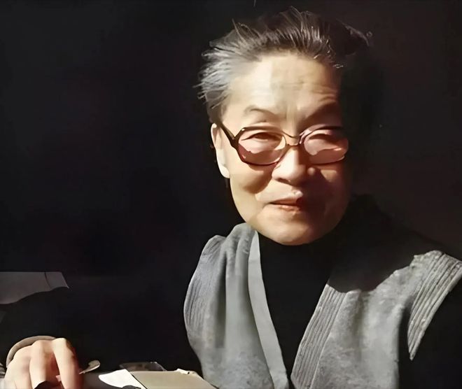 kaiyun官网105岁杨绛养生秘诀：拒绝一味吃素、喝水线点(图7)